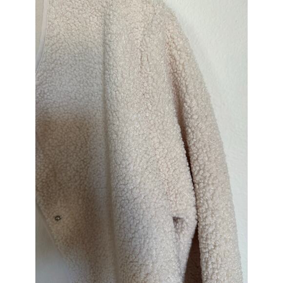 NWT Old Navy Faux Sherpa Jacket Cream Beige Size Medium Long Sleeve Button Up - Picture 4 of 12